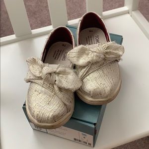 Toms Classic Gold Bow